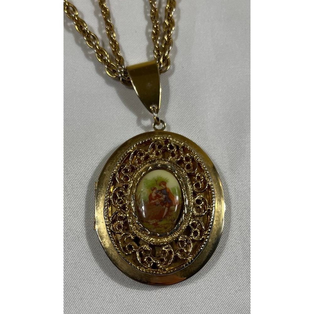 Fragonard Style Locket Necklace Gold Tone Filigree Courting Couple‎ Vintage Boho